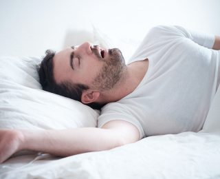 Dormir la bouche ouverte est mauvais pour la santé dentaire…